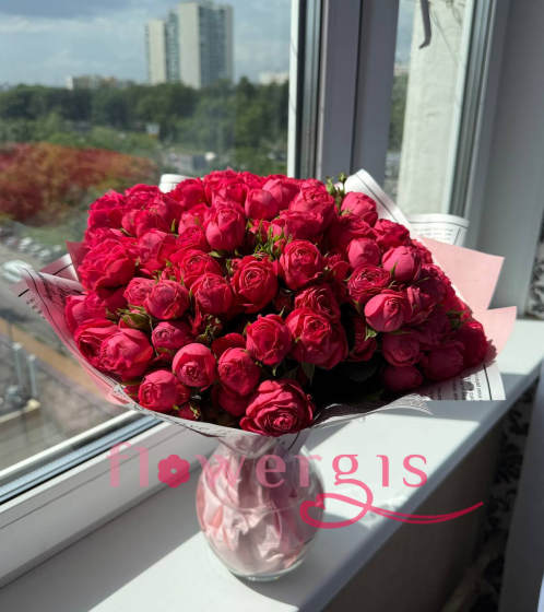 Букет «Яркое чувство» из малиновых кустовых роз