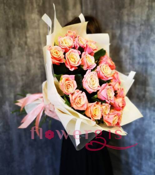 Из розово-желтых роз
